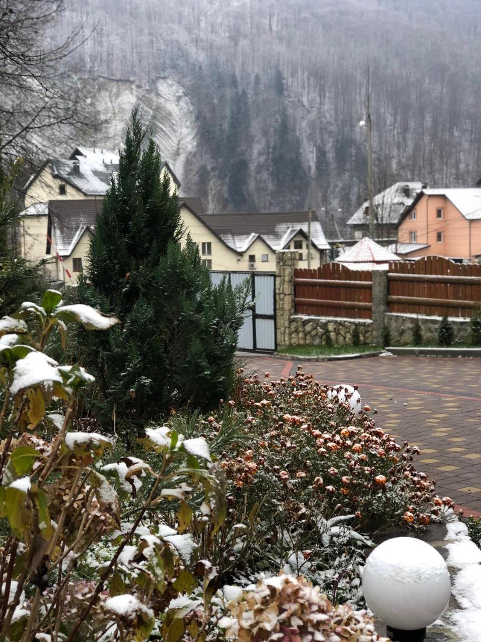 Karpatska Mria Hotel Яремче Екстериор снимка